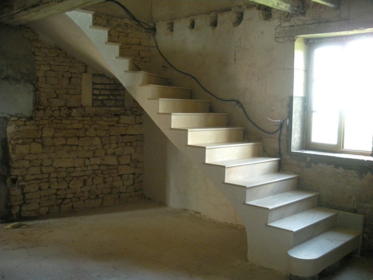 Escalier d'intérieur en taille de pierre